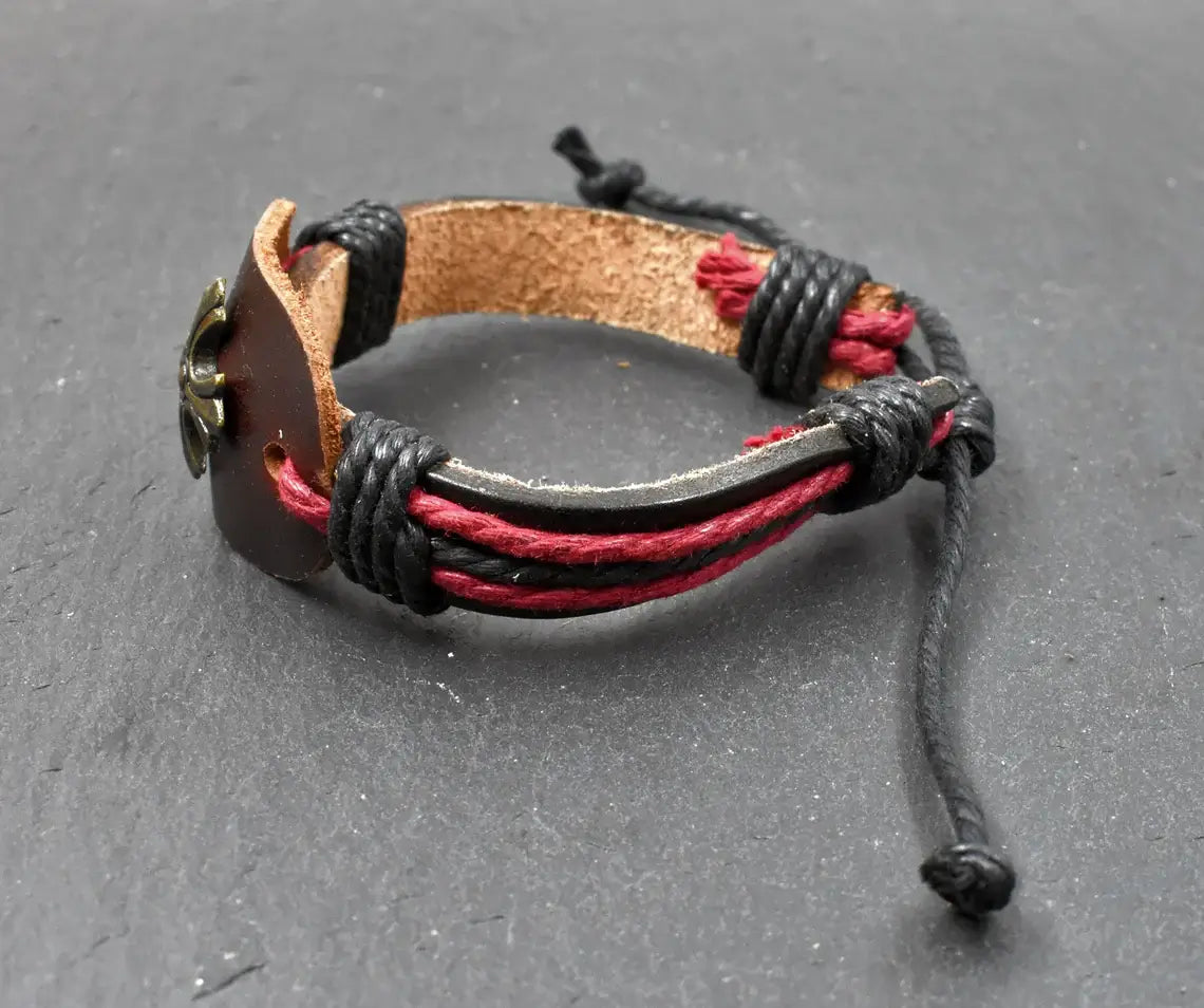 Seitenansicht des Mittelalterliches Lederarmband mit Templerkreuz