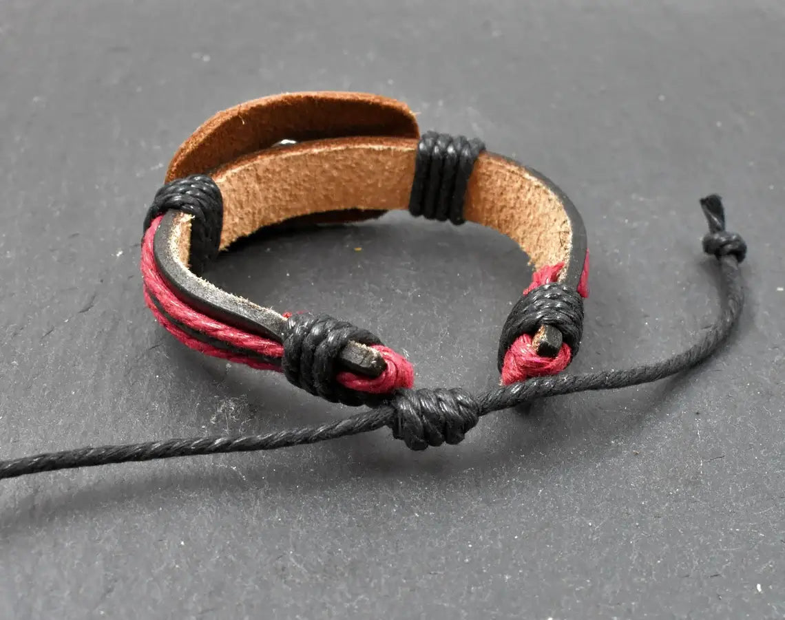 Innansicht des Mittelalterliches Lederarmband mit Templerkreuz