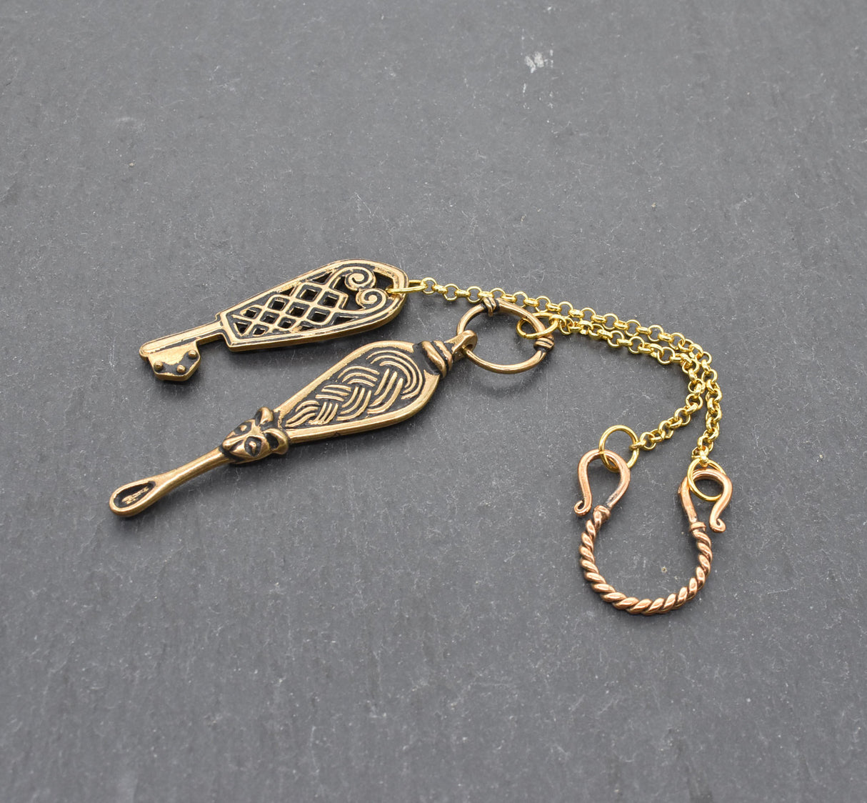 Wikinger Schlüssel & Ohrlöffel aus Bronze – Nordische Fibelkette / Wikinger Hygiene-Set – BELANAS SCHATZKISTE