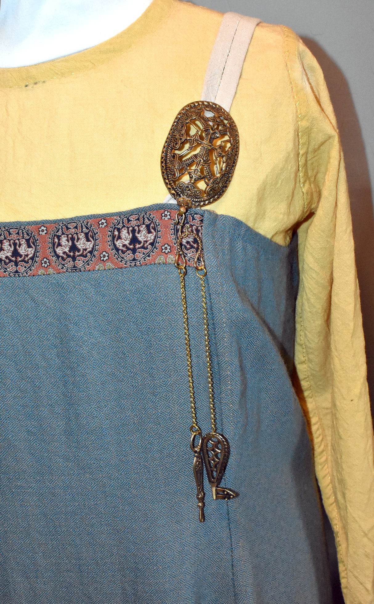 Tragebild am Wikingerkleid des Hygiene-Set für die Wikingerin mit Ohrlöffel und Schlüssel aus Bronze | Authentische Fibelkette für mittelalterliche Gewandung