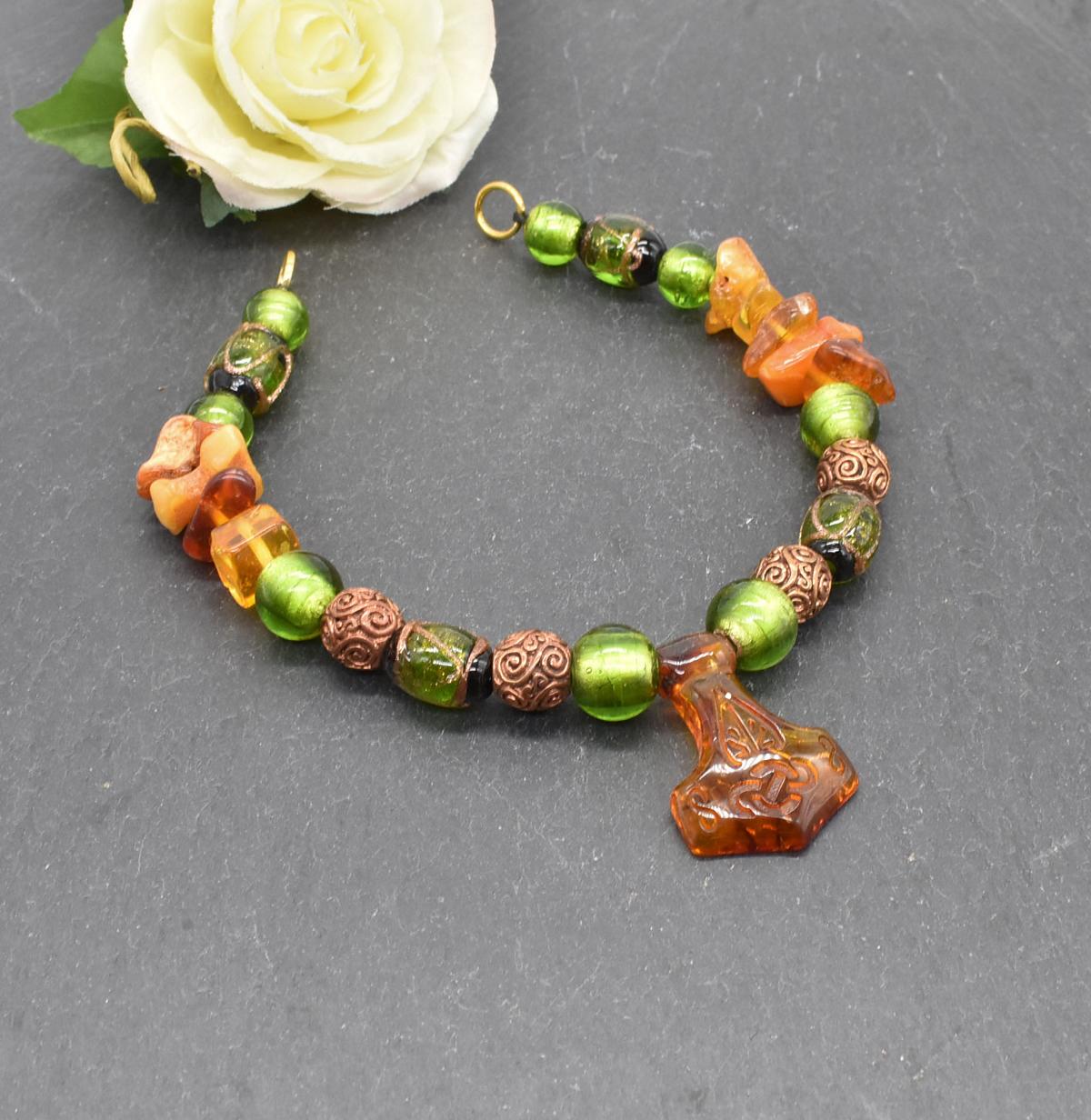 Mjölnir-Fibelkette mit Bernstein und grünen Glasperlen