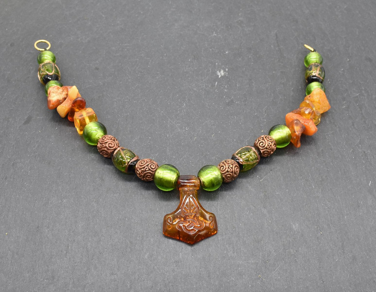 Mjölnir-Fibelkette mit Bernstein und grünen Glasperlen