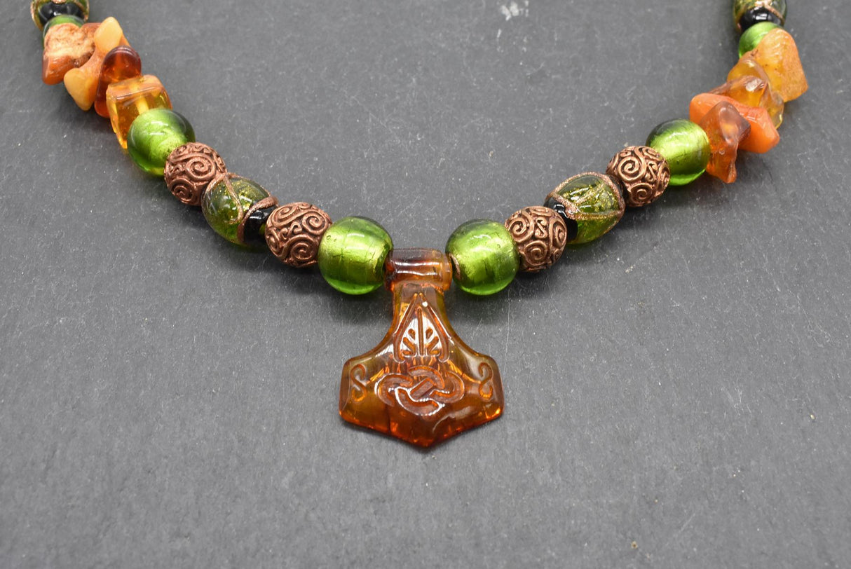Mjölnir-Fibelkette mit Bernstein und grünen Glasperlen