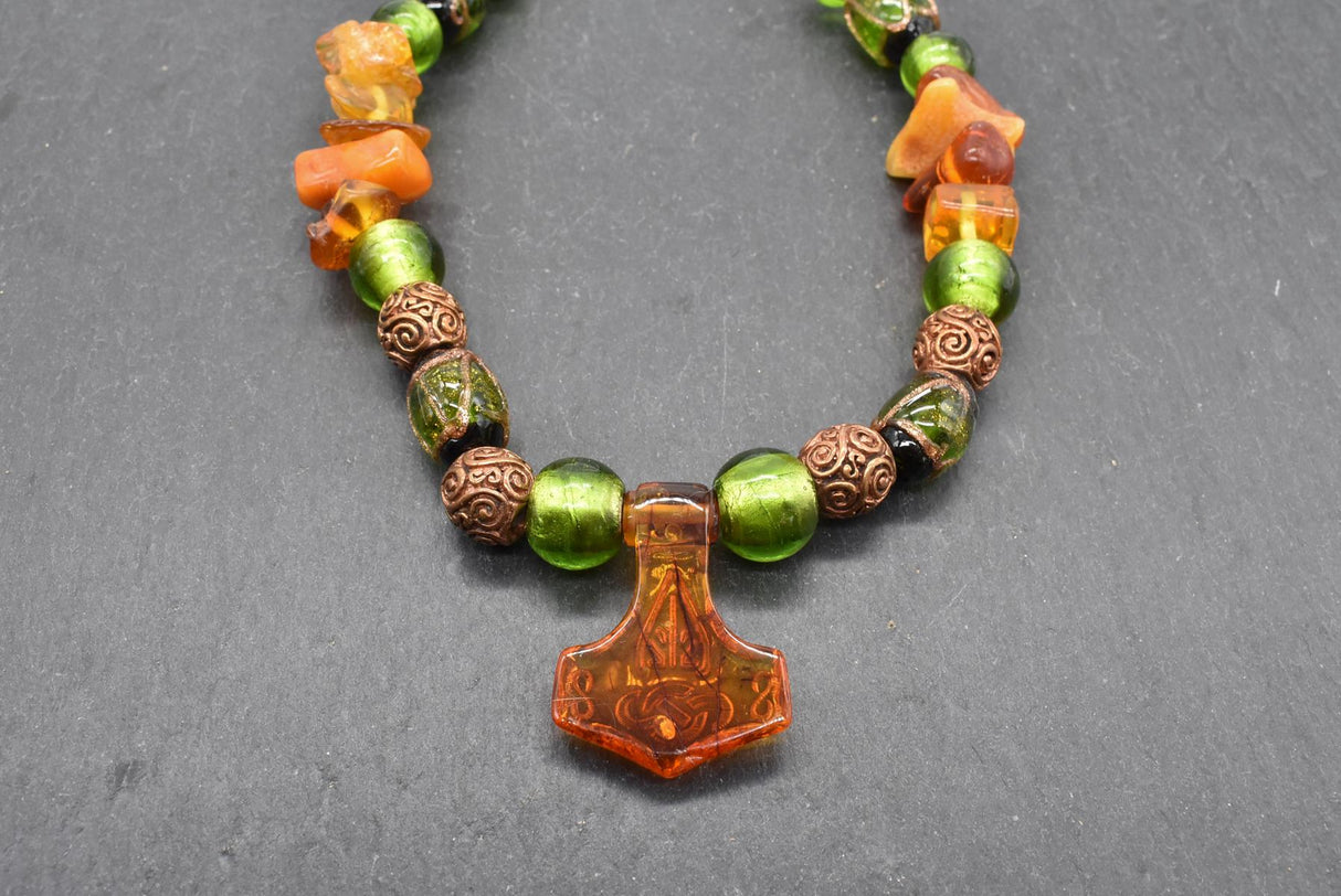 Rückseite der Mjölnir-Fibelkette mit Bernstein und grünen Glasperlen