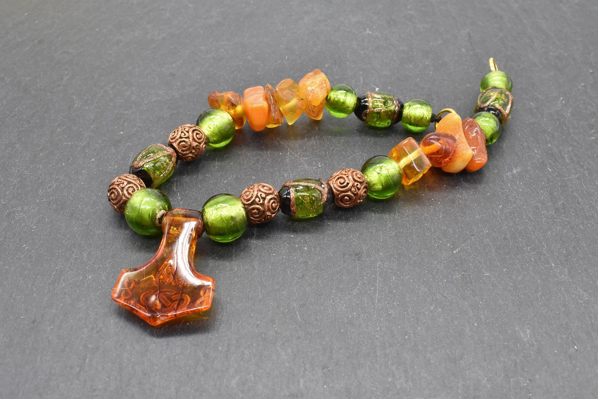 Rückseite der Mjölnir-Fibelkette mit Bernstein und grünen Glasperlen