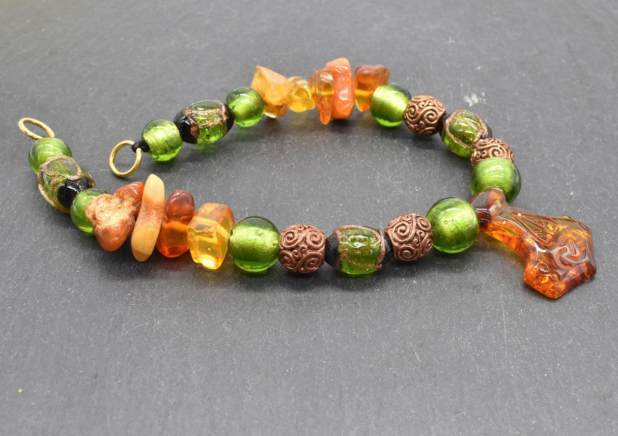 Mjölnir-Fibelkette mit Bernstein und grünen Glasperlen