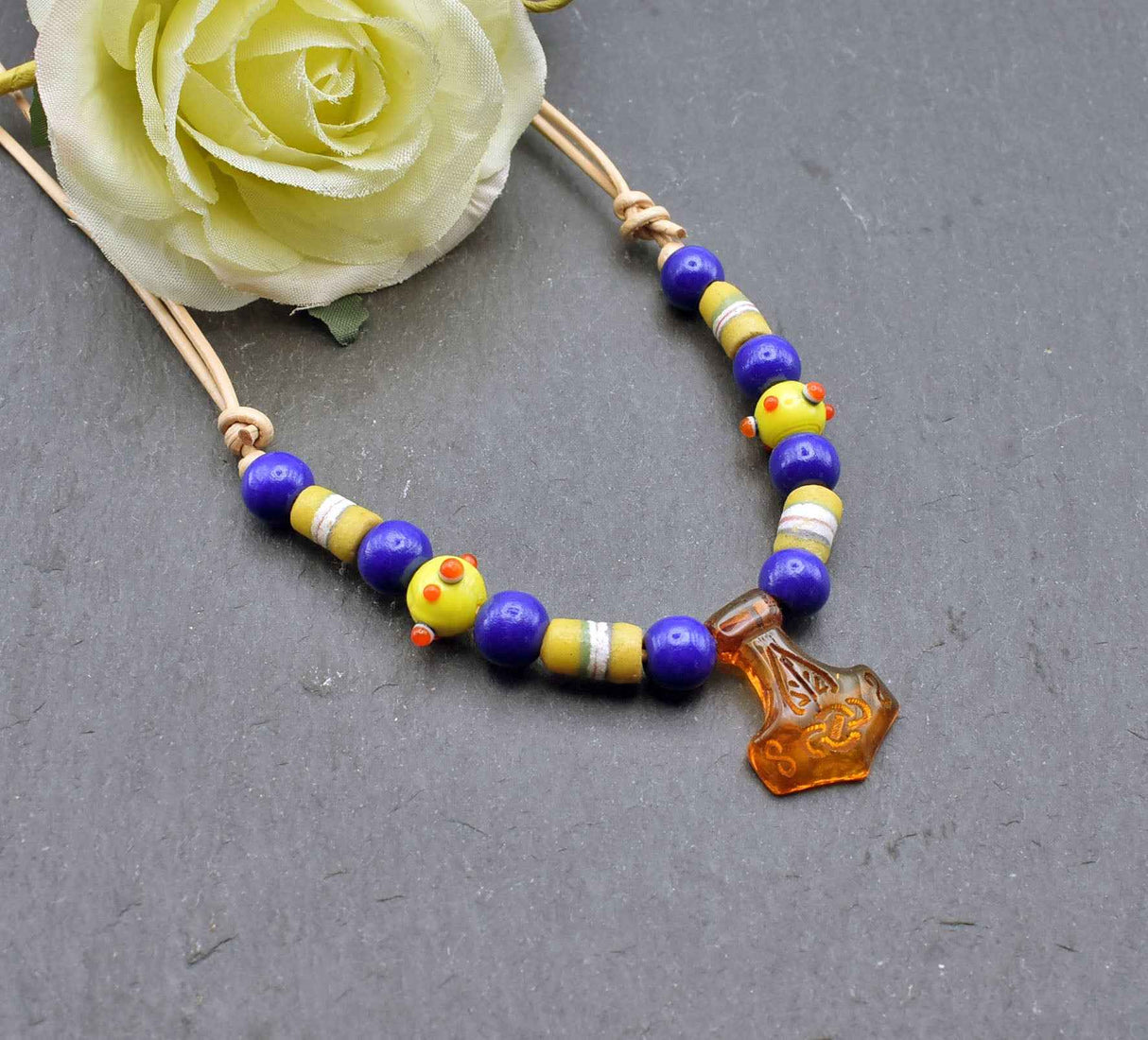 Mjölnirkette mit Holz- und Glasperlen