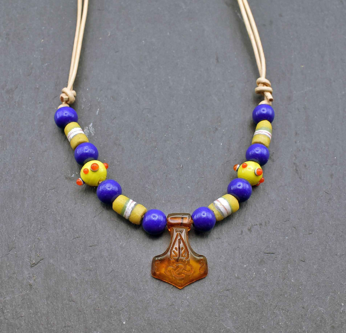 Mjölnirkette mit Holz- und Glasperlen