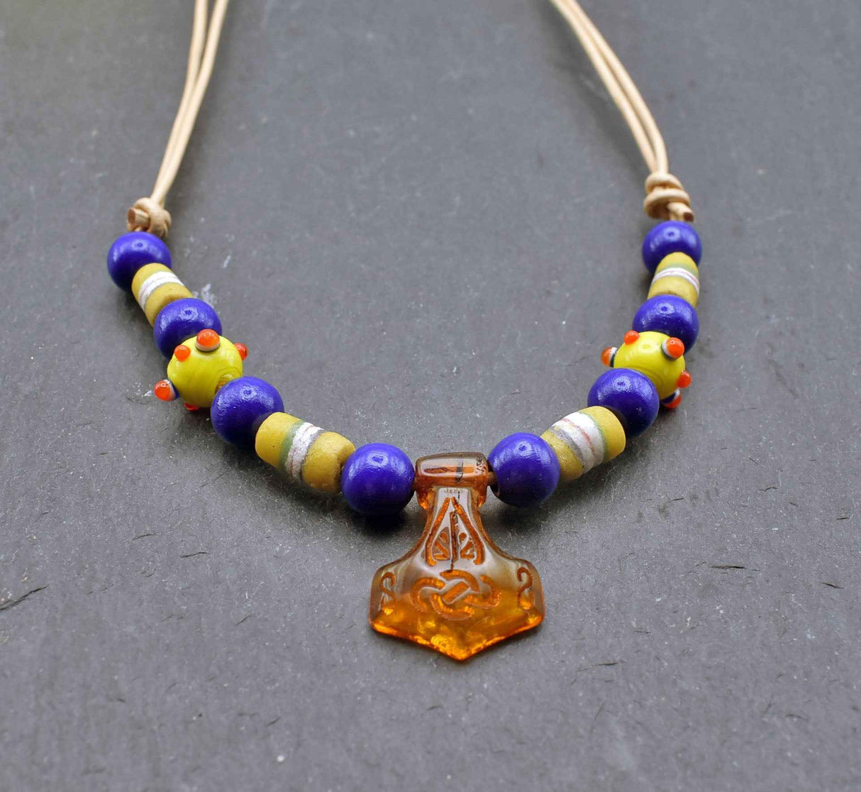 Mjölnirkette mit Holz- und Glasperlen