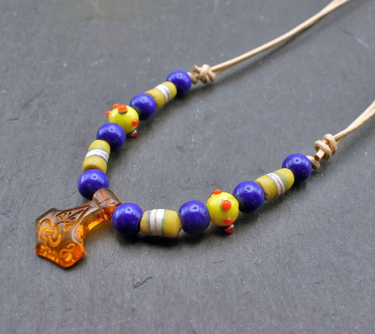 Mjölnirkette mit Holz- und Glasperlen