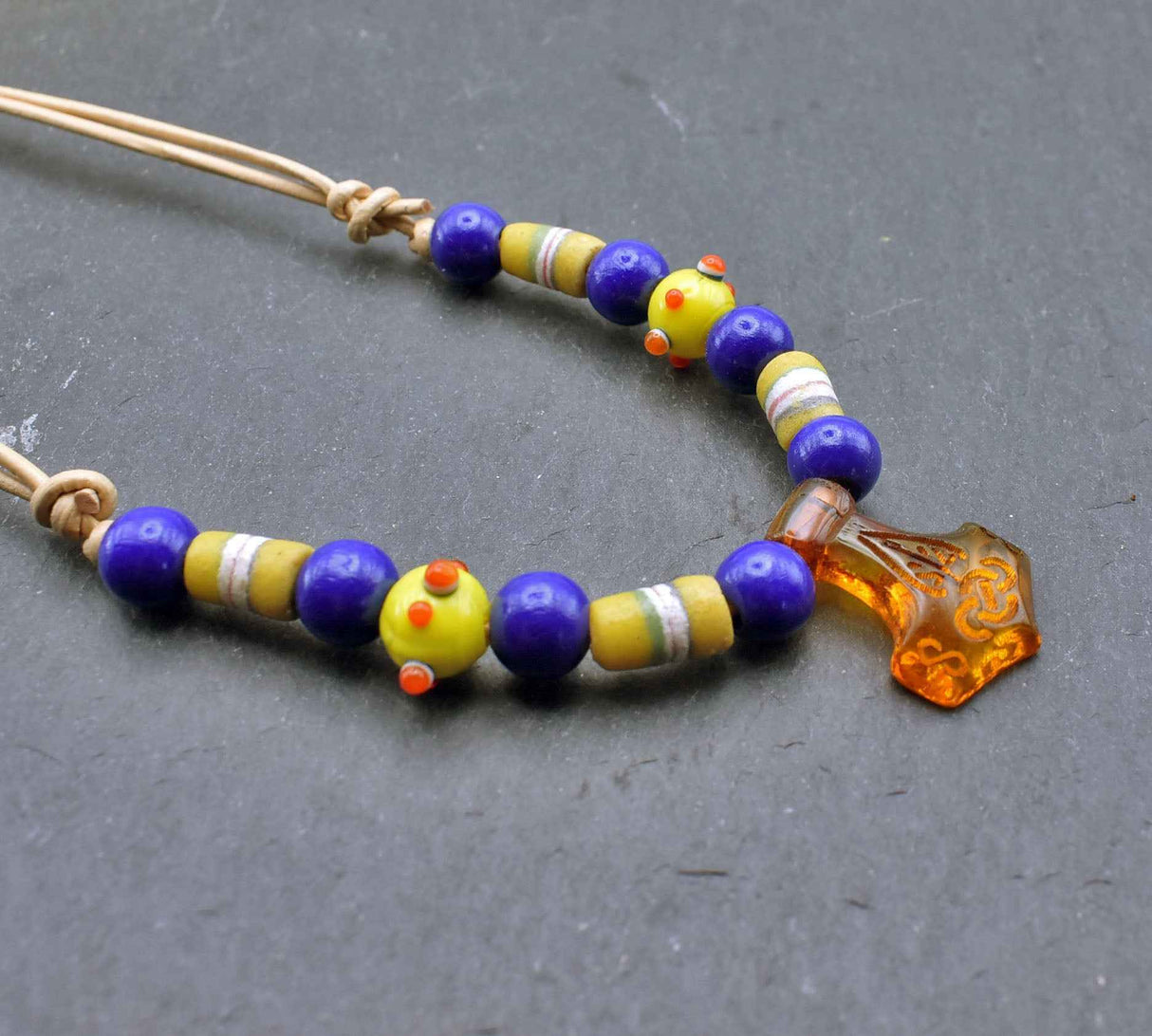 Mjölnirkette mit Holz- und Glasperlen