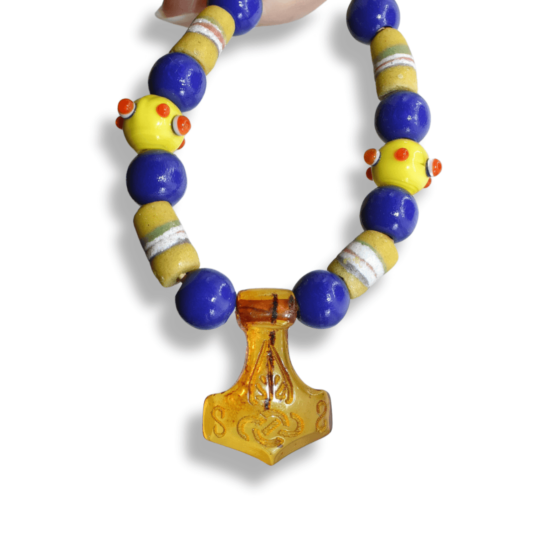 Mjölnirkette mit Holz- und Glasperlen in blau und gelb