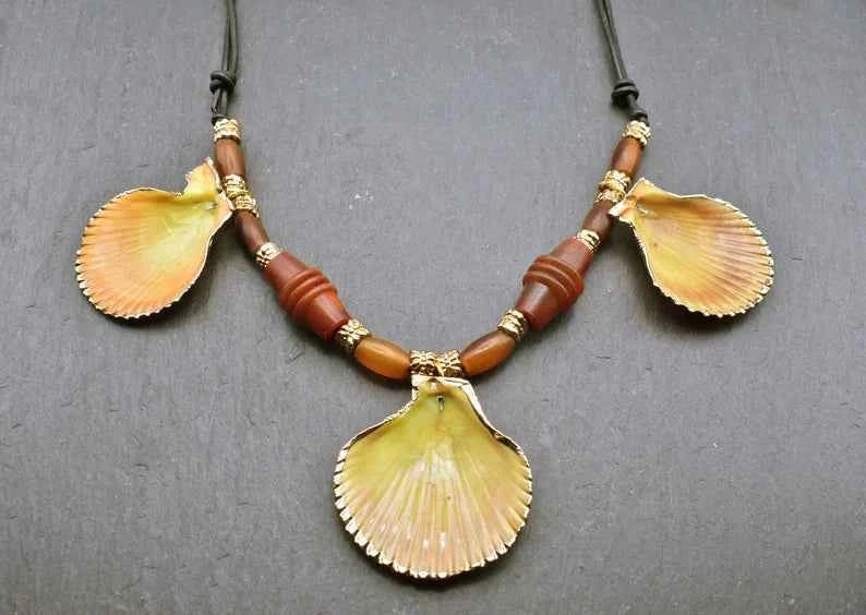 Atemberaubende Muschelkette mit Hornperlen