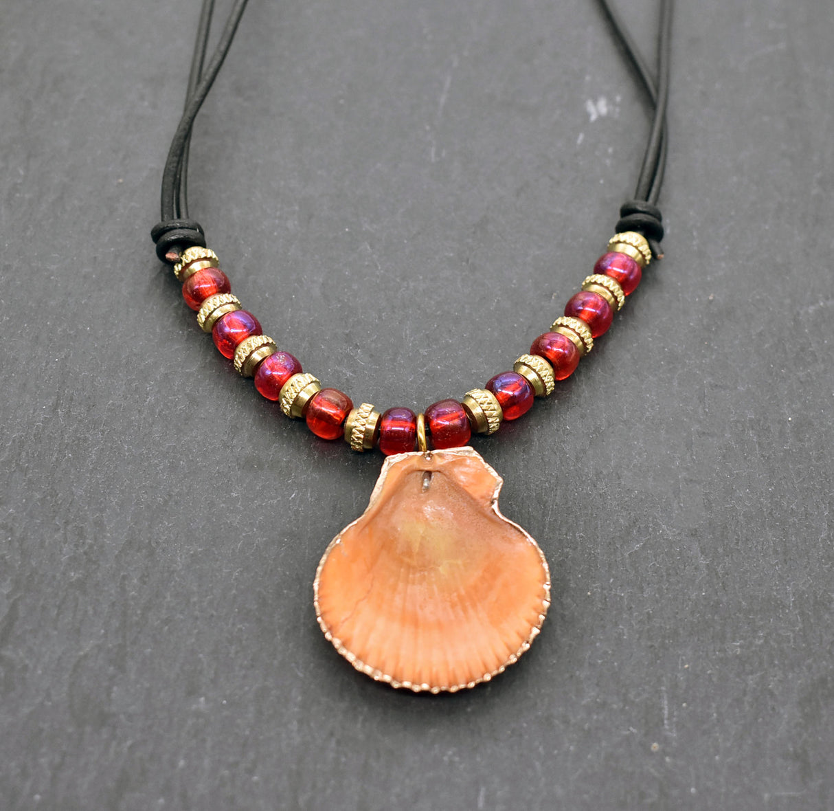 Rückseite der Sommerliche Boho Kette mit Jakobsmuschel – Strand Schmuck mit Lederband und roten Glasperlen