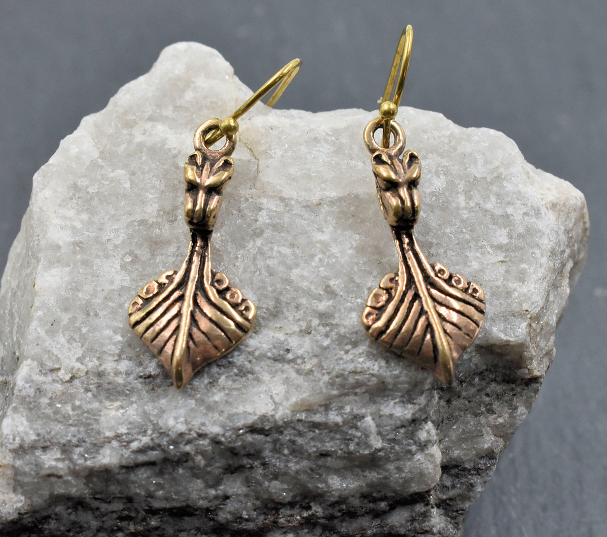 Wikingerschiff Ohrringe Drakkar aus Bronze auf einem Stein