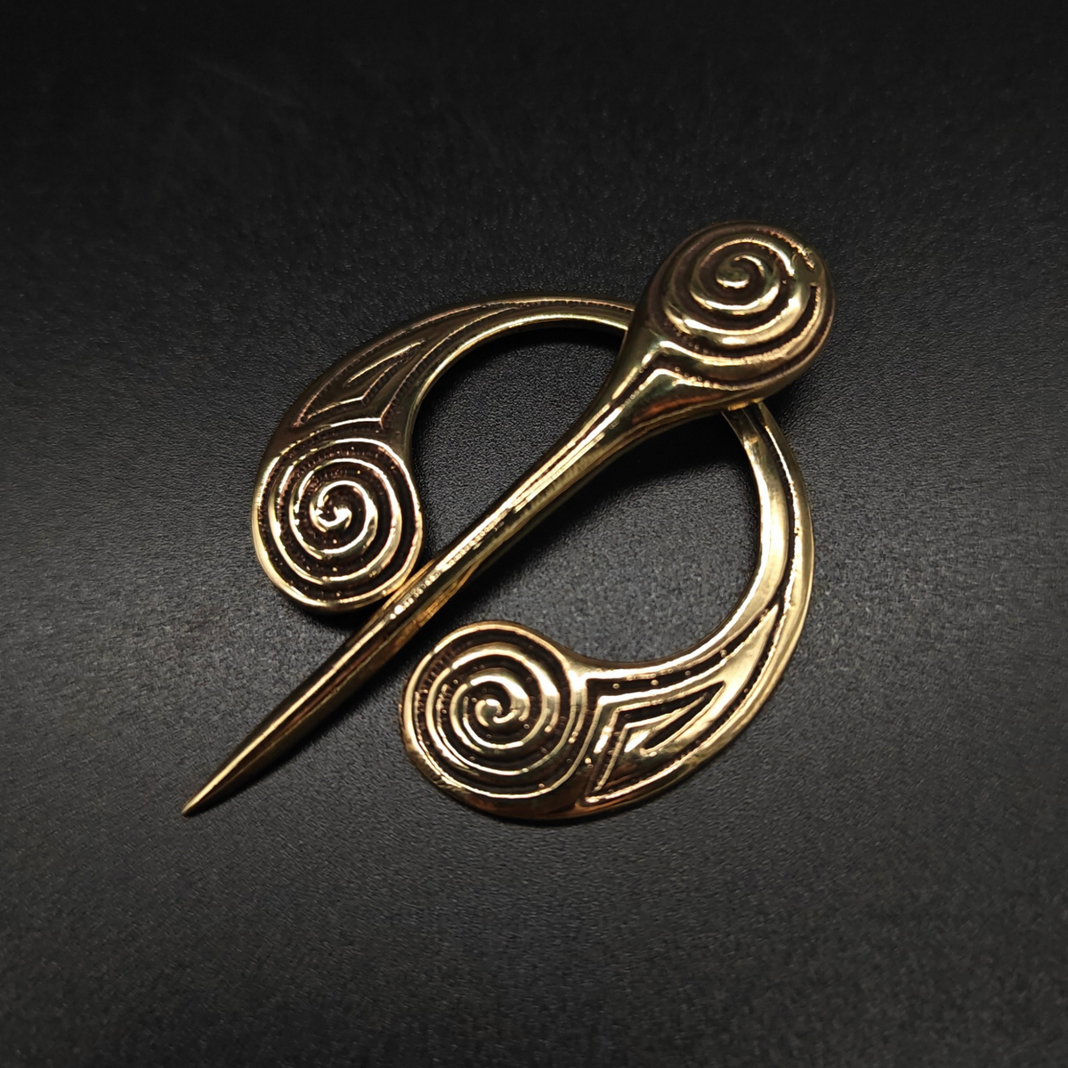 Keltische Ringfibel aus Bronze mit Spiralen