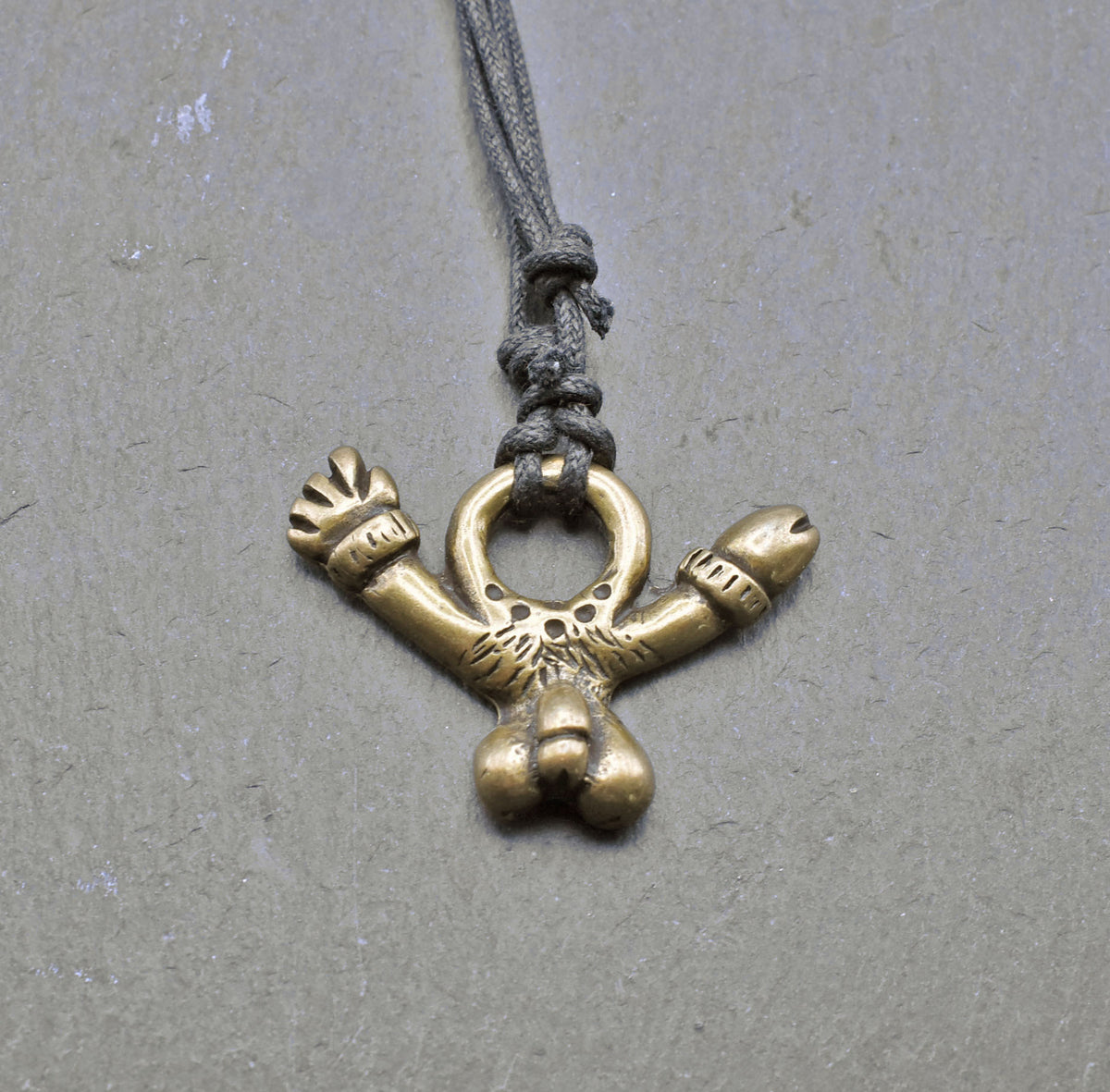 Römisches Phallus-Amulett – Fascinum am Stoffband