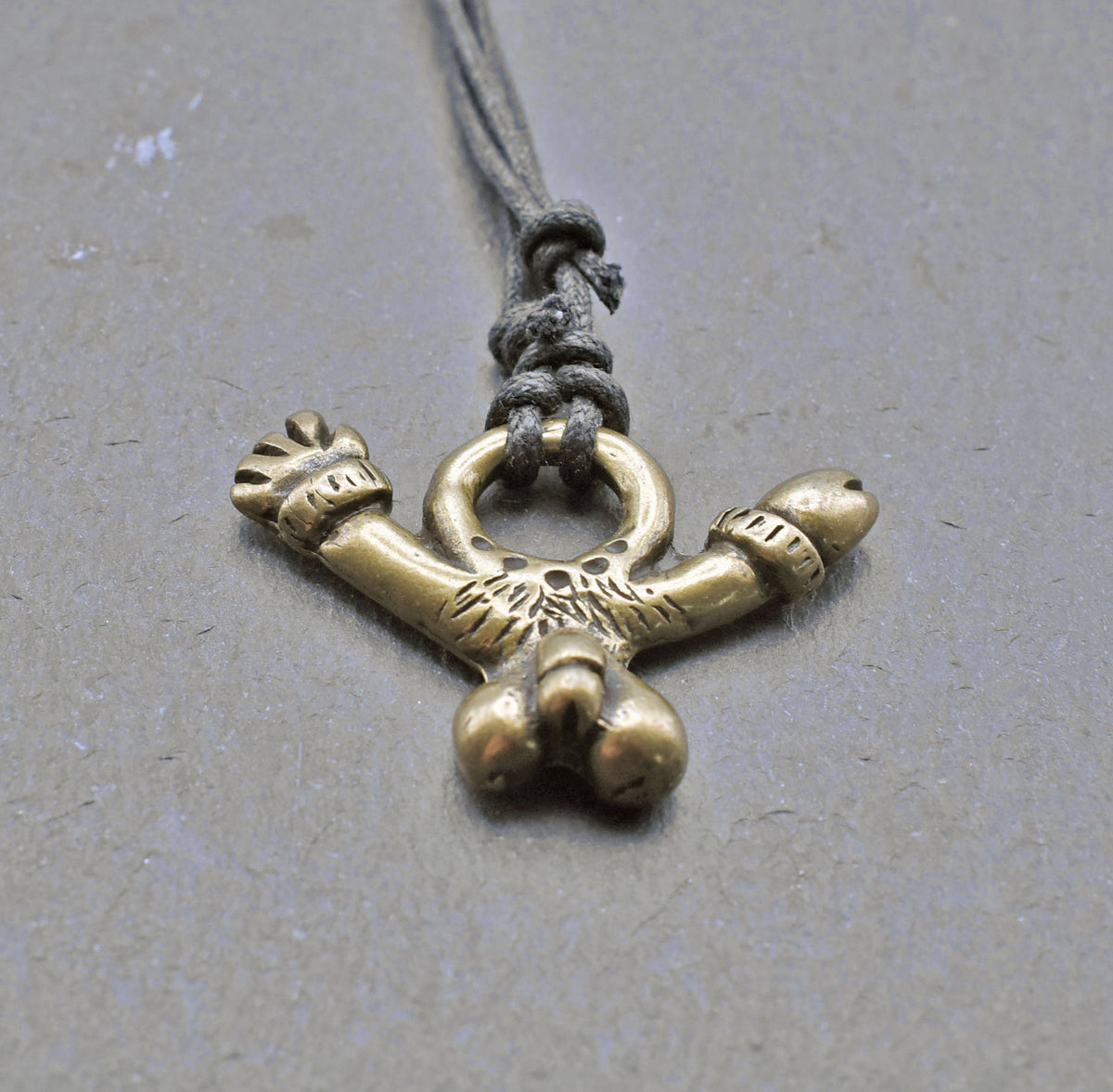 Römisches Phallus-Amulett – Fascinum am Stoffband