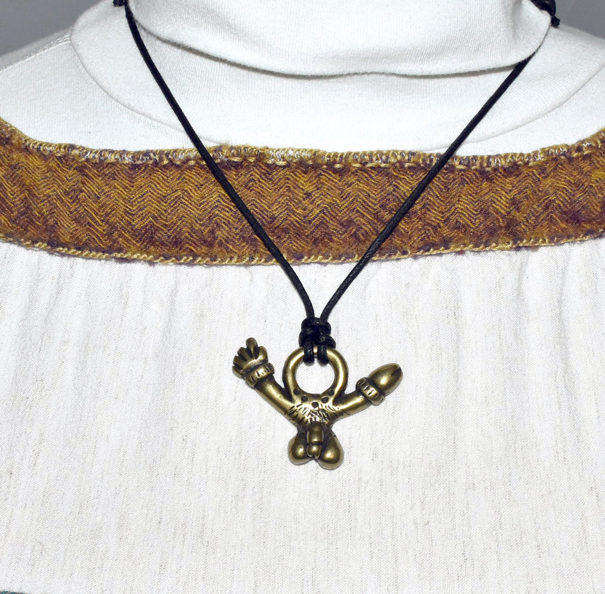 Tragebild des Römischen Phallus-Amulett – Fascinum am Stoffband