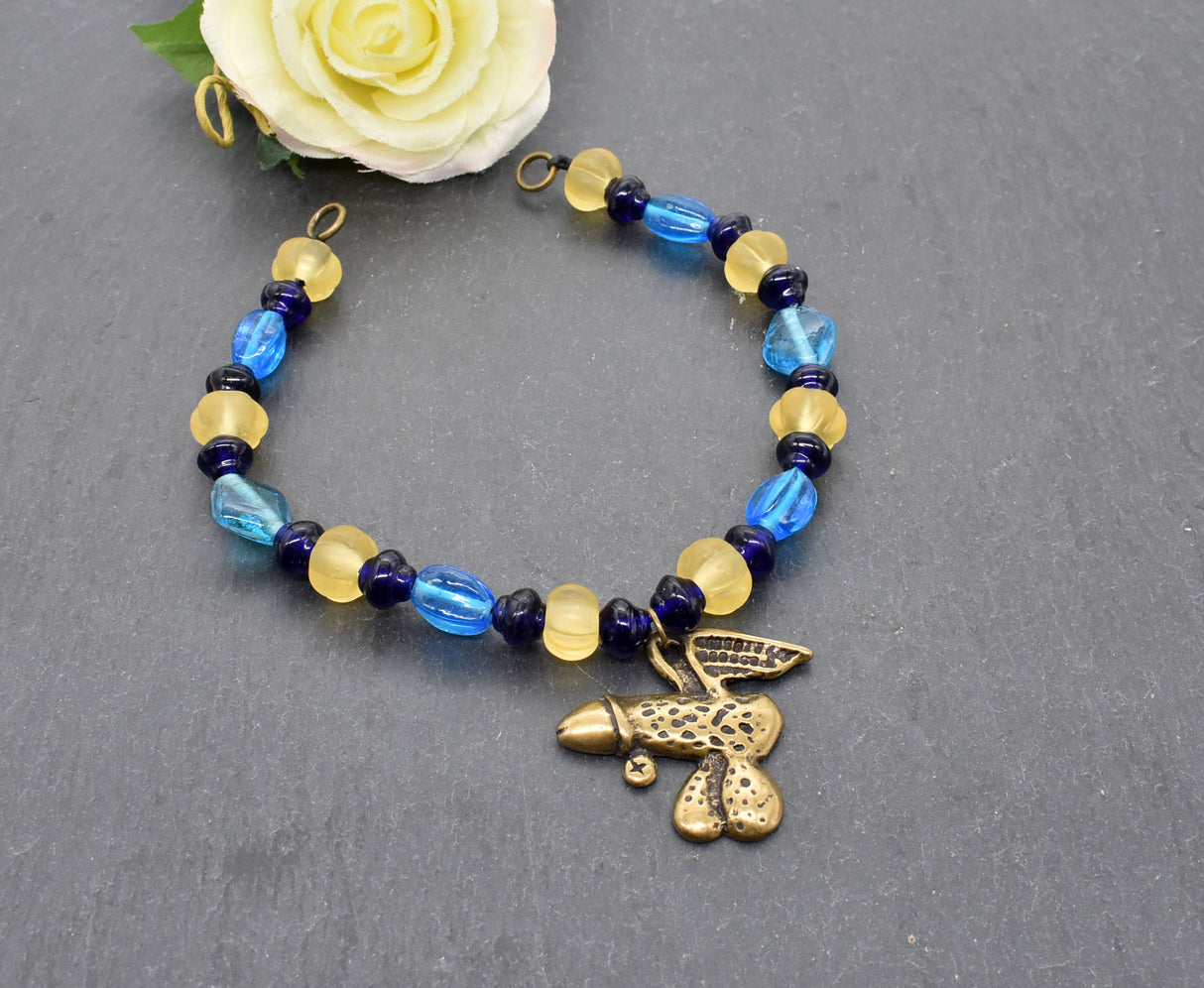 Fibelkette für Mutige mit antikem Phallus-Anhänger – Glasperlen in blau und gelb - Anhänger