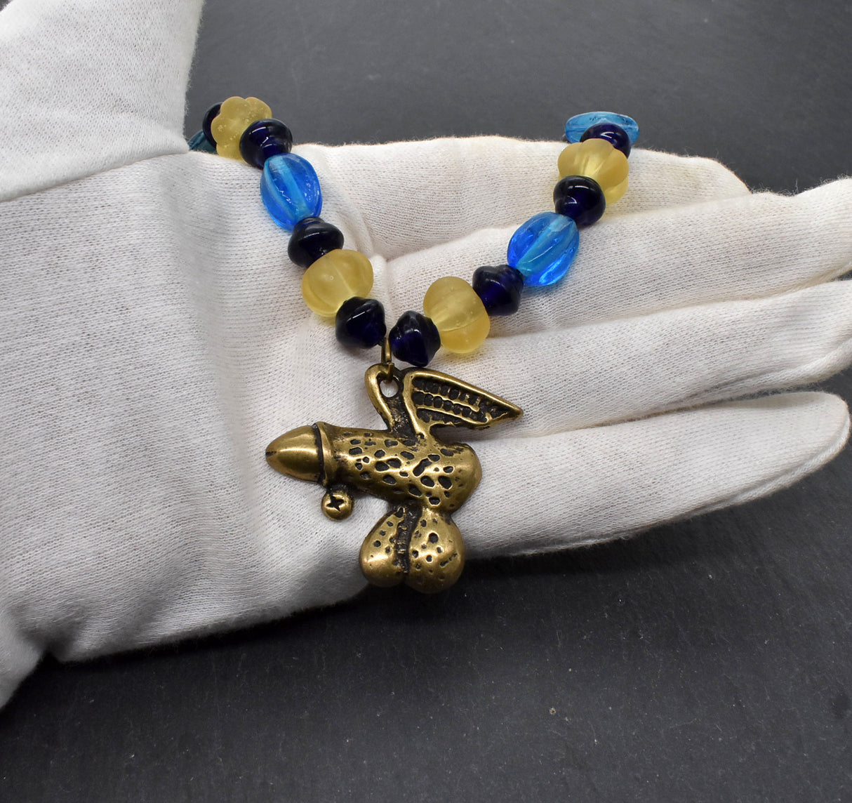 Fibelkette für Mutige mit antikem Phallus-Anhänger – Glasperlen in blau und gelb - Anhänger