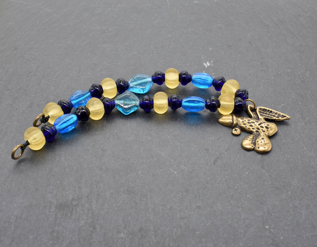 Fibelkette für Mutige mit antikem Phallus-Anhänger – Glasperlen in blau und gelb - Anhänger