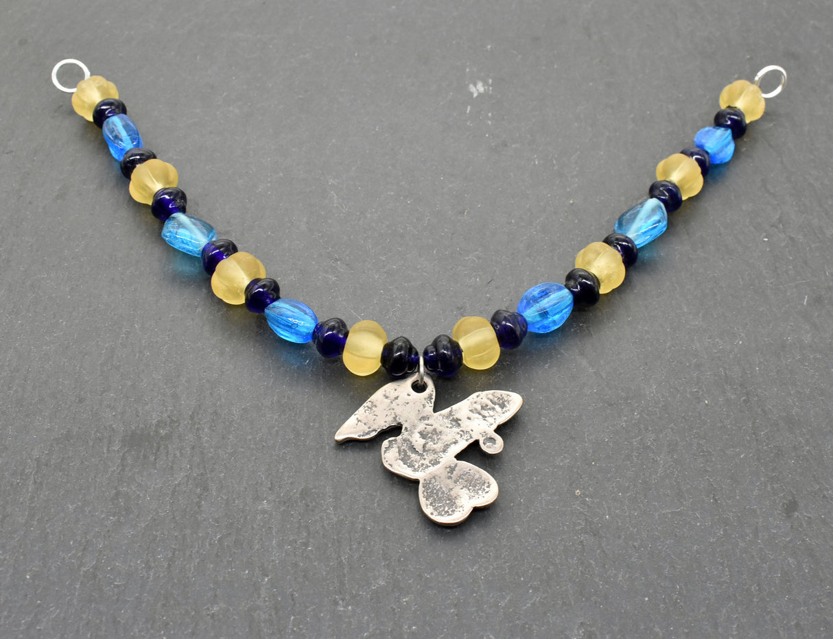 Rückseite der Fibelkette für Mutige mit antikem Phallus-Anhänger – Glasperlen in blau und gelb - Anhänger Silber