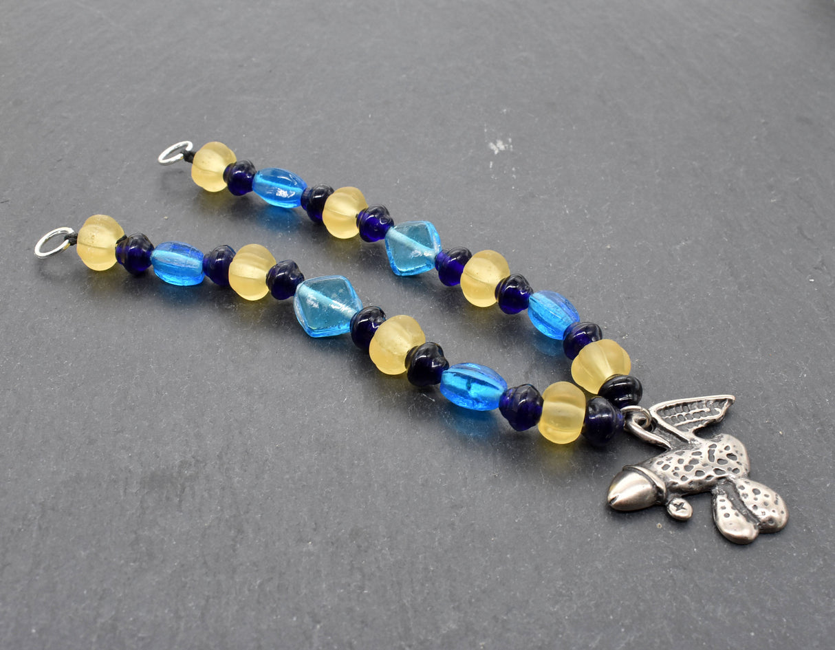 Fibelkette für Mutige mit antikem Phallus-Anhänger – Glasperlen in blau und gelb - Anhänger Silber