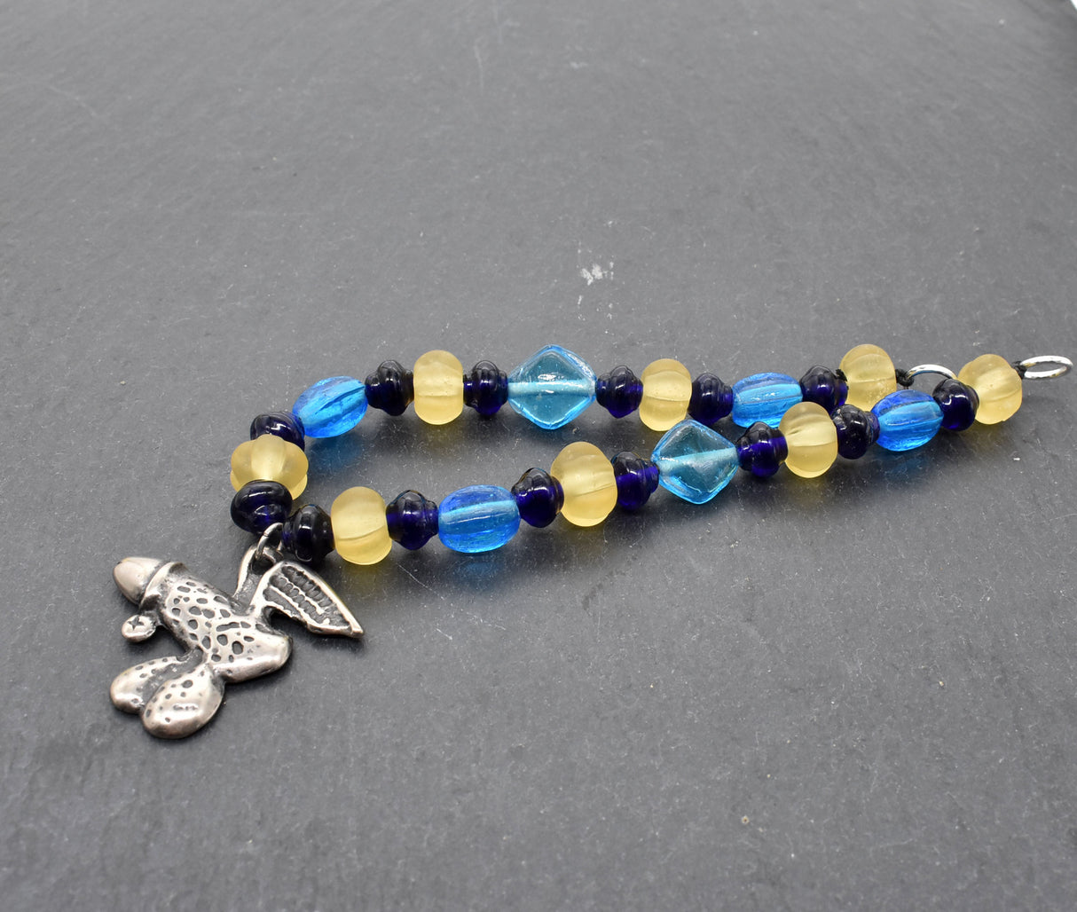 Fibelkette für Mutige mit antikem Phallus-Anhänger – Glasperlen in blau und gelb - Anhänger Silber