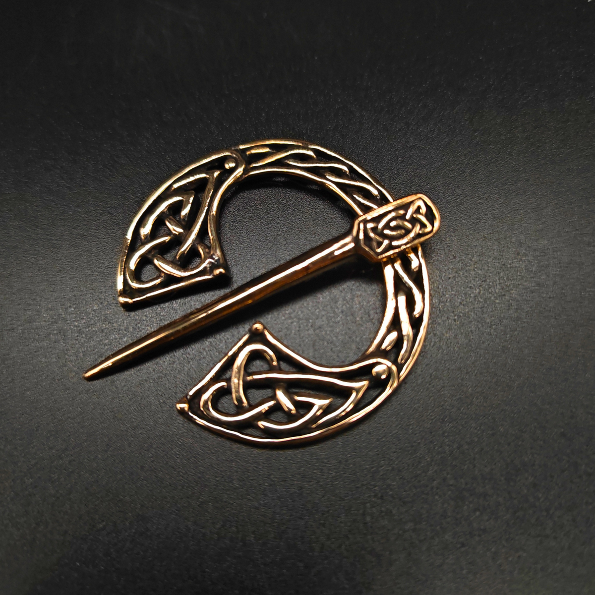 Keltische Penannular-Fibel aus Bronze mit Knotenmuster
