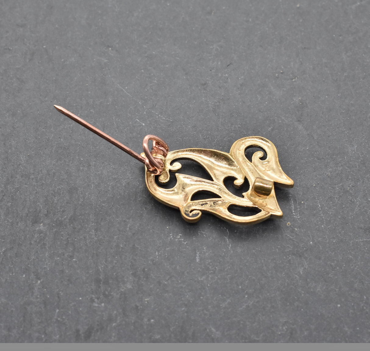 Rückseite der Römische Enten-Fibel aus Bronze, Replik eines Fundes aus Vindolanda. Historische Gewandnadel im romano-britannischen Stil – ideal für Reenactment und LARP.