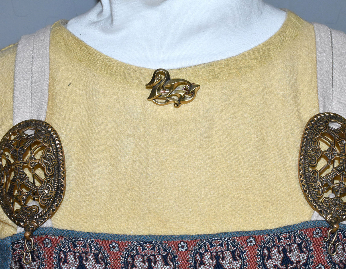 Tragebild der Römische Enten-Fibel aus Bronze, Replik eines Fundes aus Vindolanda. Historische Gewandnadel im romano-britannischen Stil – ideal für Reenactment und LARP.