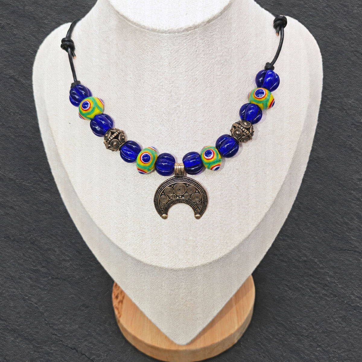 Römische Lunula Kette NOVA – Bronze Mondsichel mit Lampwork Glasperlen – Römischer Schmuck – Handgefertigte Halskette