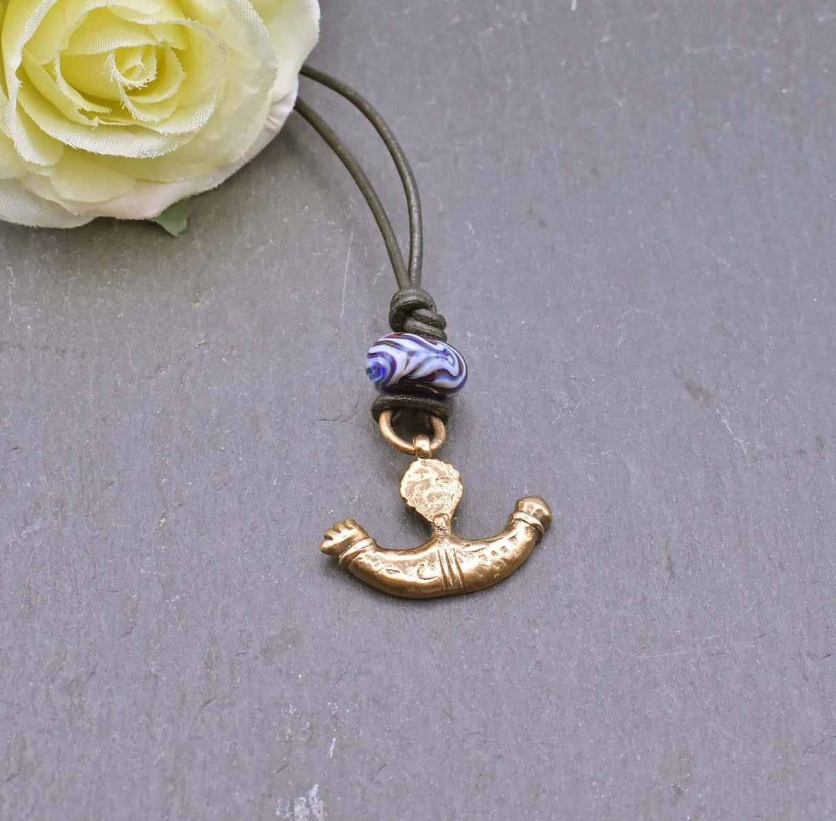 Antike Phallus-Kette aus Bronze mit blauer Glasperle