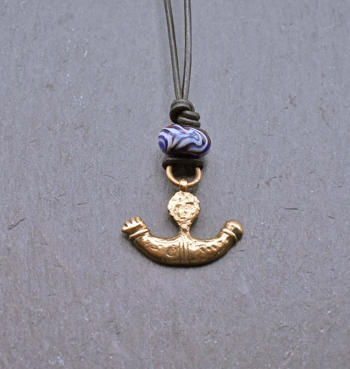 Antike Phallus-Kette aus Bronze mit blauer Glasperle