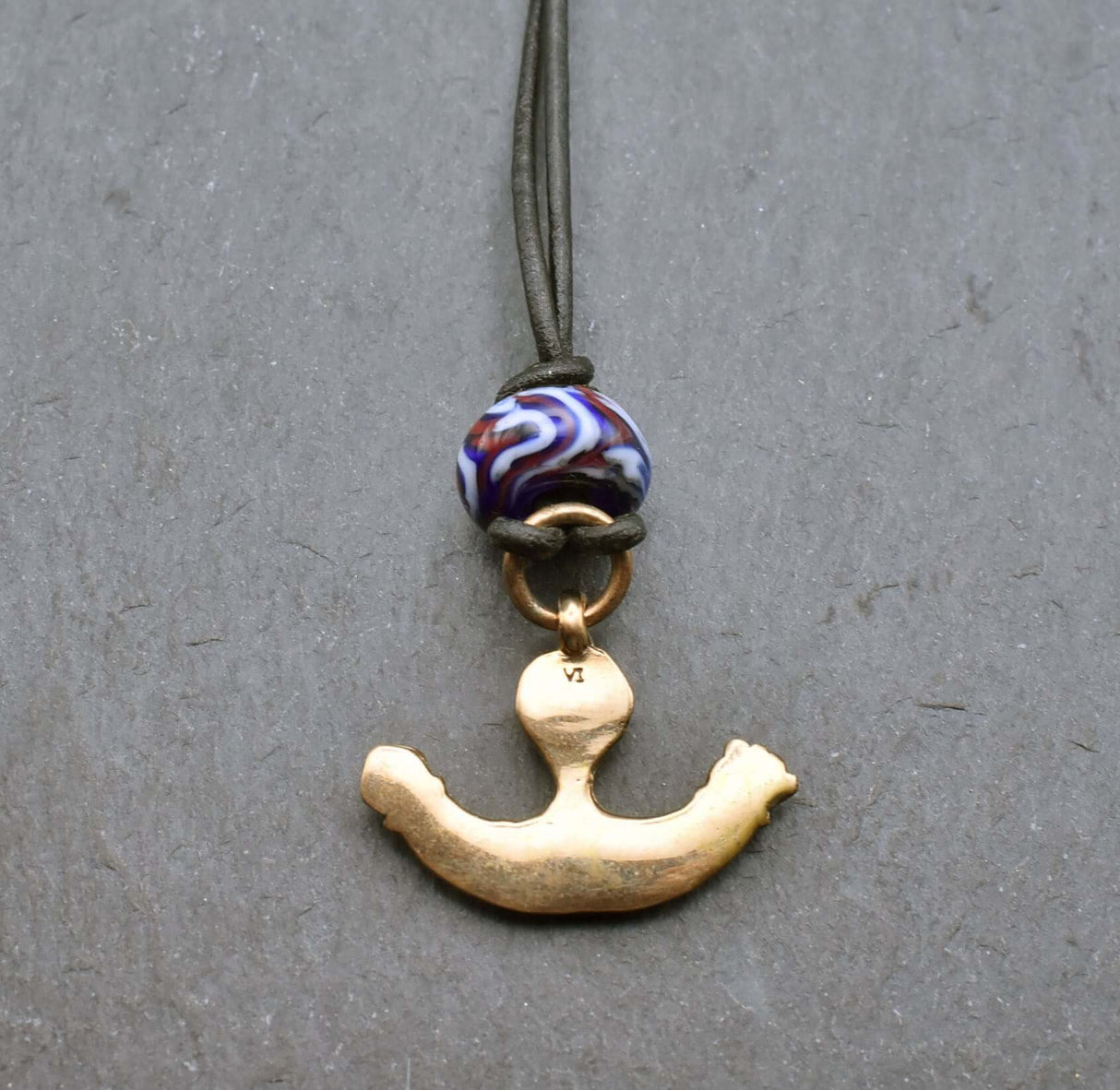 Rückseite des Antike Phallus-Kette aus Bronze mit blauer Glasperle