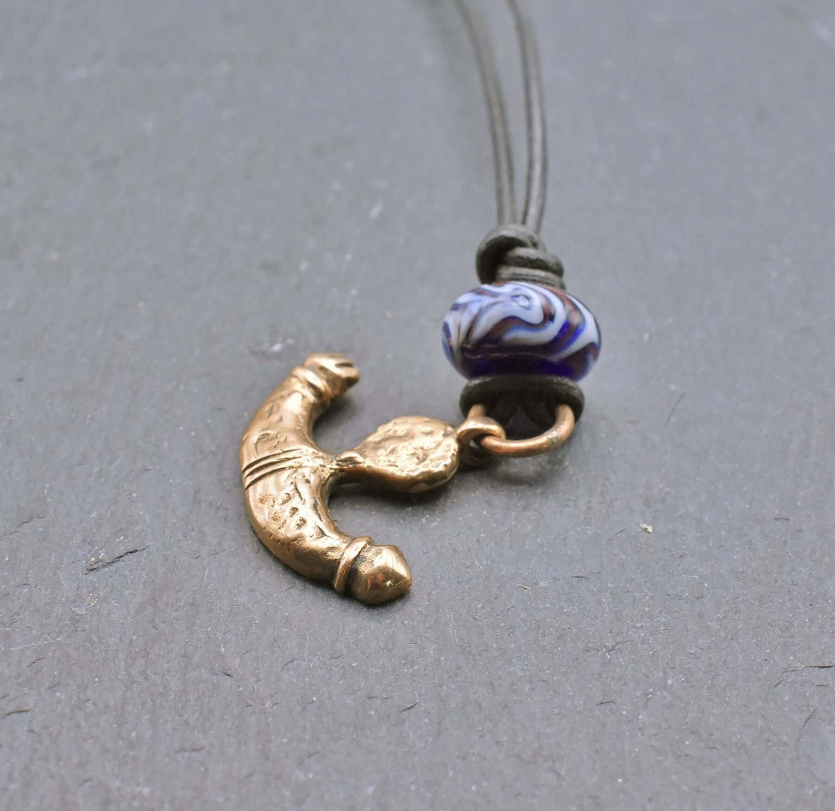 Antike Phallus-Kette aus Bronze mit blauer Glasperle