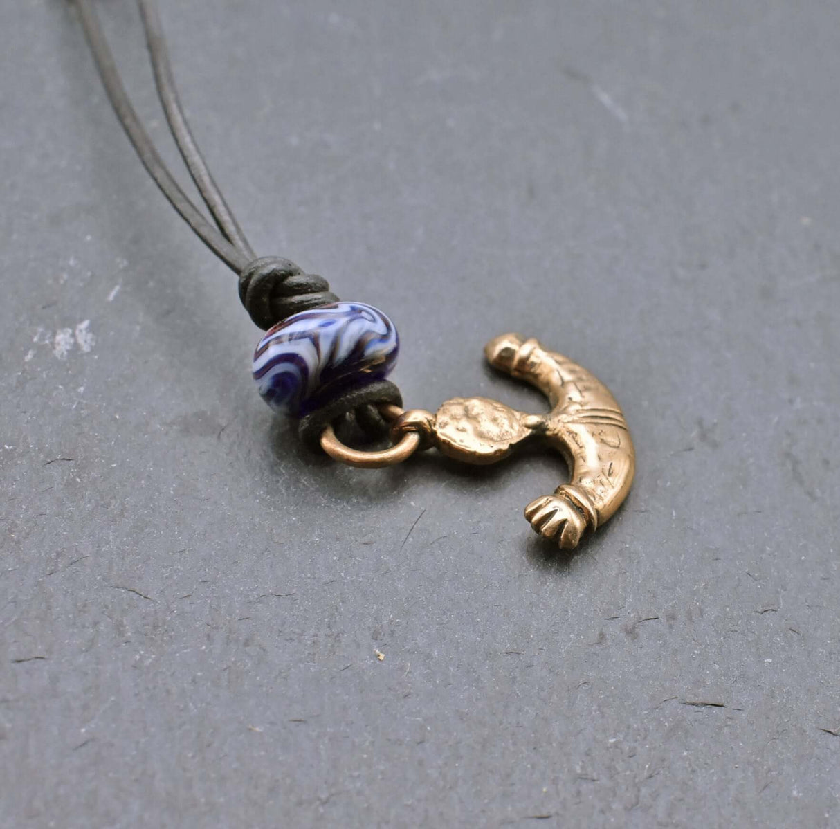 Antike Phallus-Kette aus Bronze mit blauer Glasperle