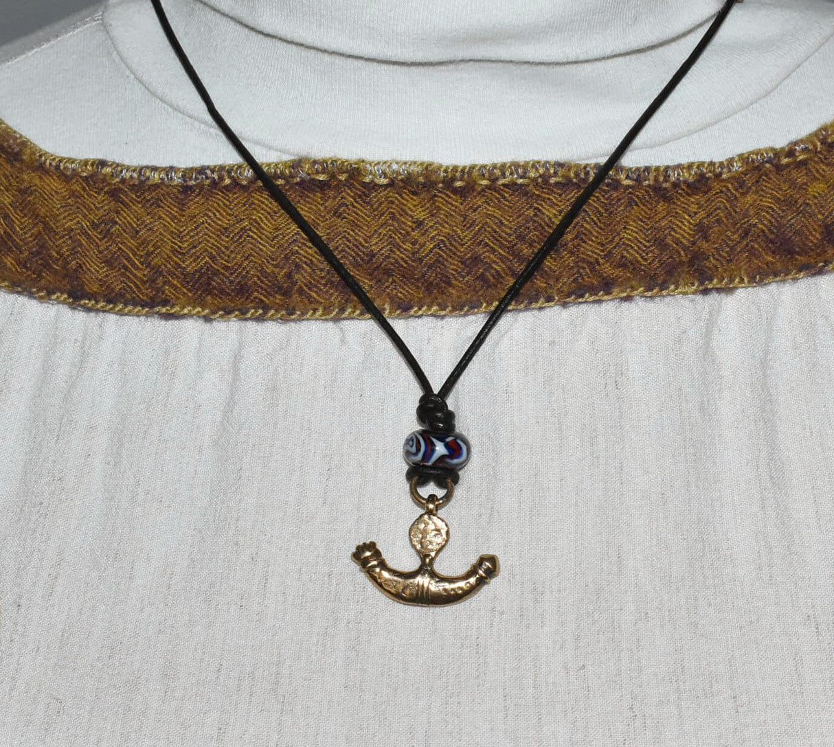 Tragebild des Antike Phallus-Kette aus Bronze mit blauer Glasperle