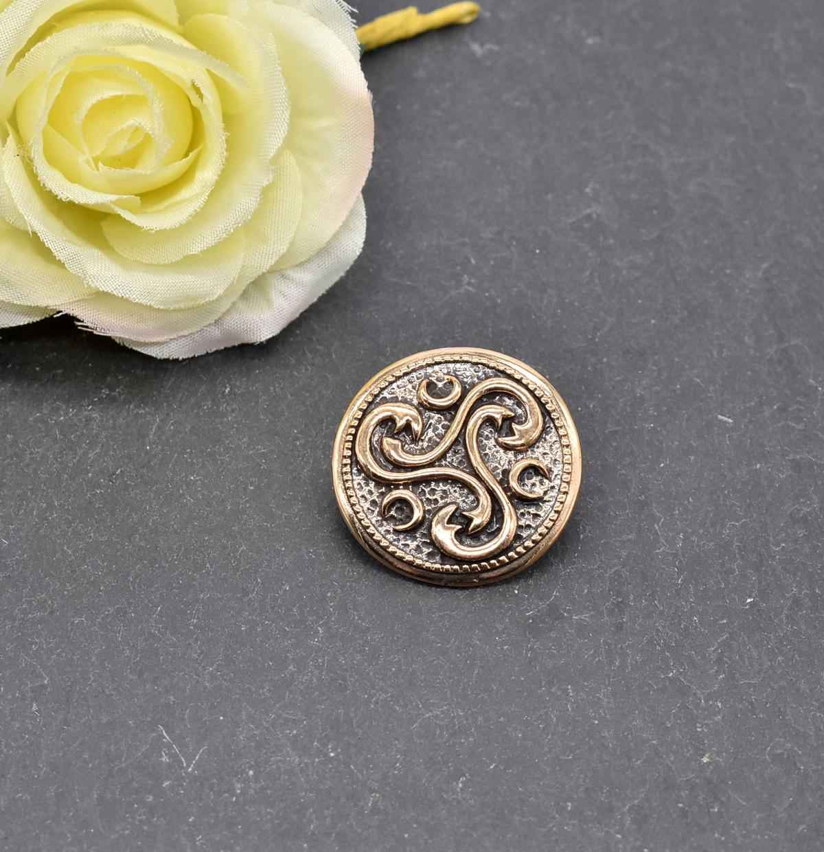 Römische Triskele-Brosche