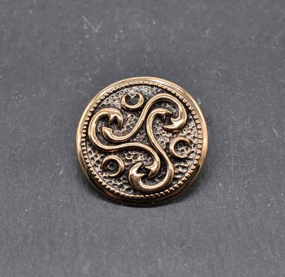 Römische Triskele-Brosche