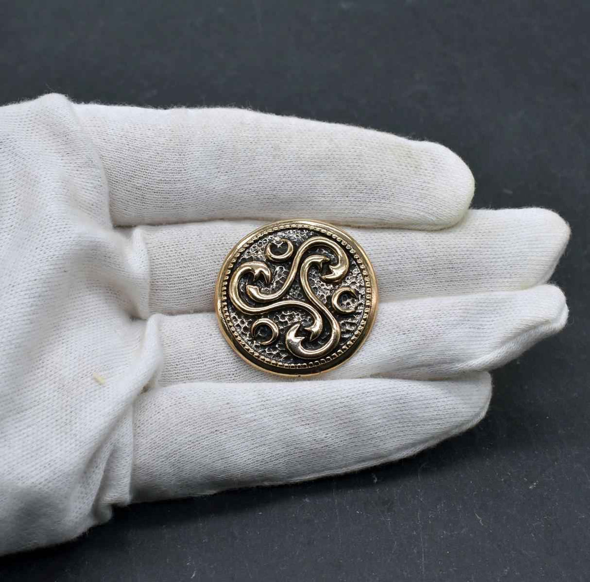 Römische Triskele-Brosche