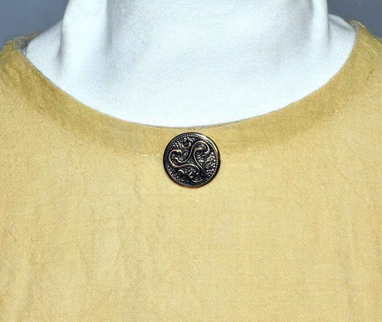 Römische Triskele-Brosche