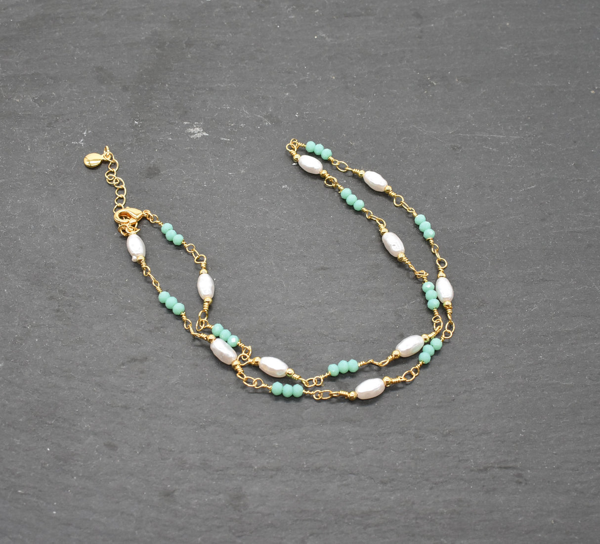 Fein gearbeitetes goldfarbenes Edelstahl-Collier mit grünen & weißen Perlen – Goldfarben, römischer Stil