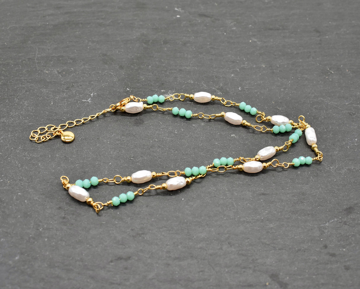 Fein gearbeitetes goldfarbenes Edelstahl-Collier mit grünen & weißen Perlen – Goldfarben, römischer Stil