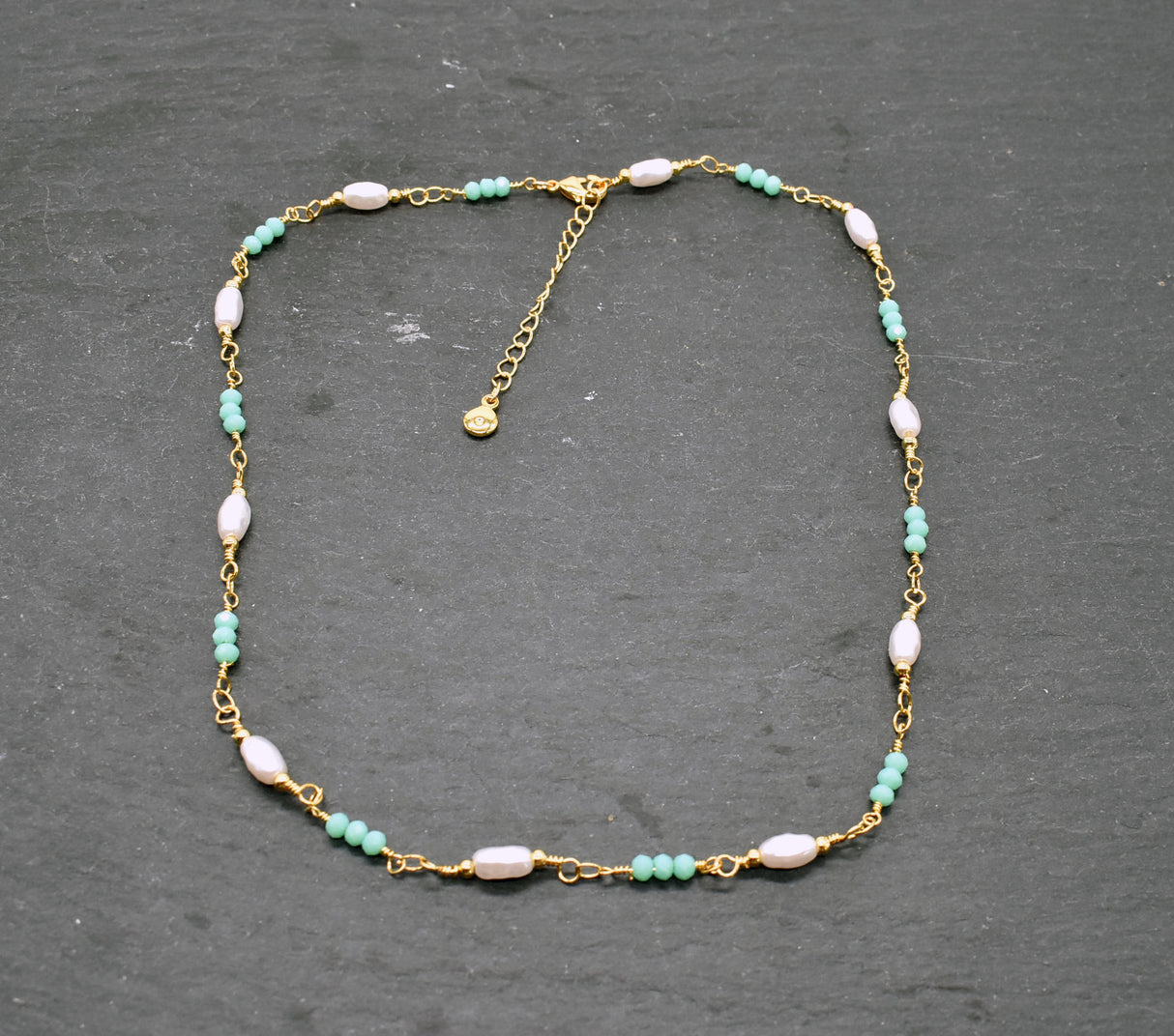 Fein gearbeitetes goldfarbenes Edelstahl-Collier mit grünen & weißen Perlen – Goldfarben, römischer Stil