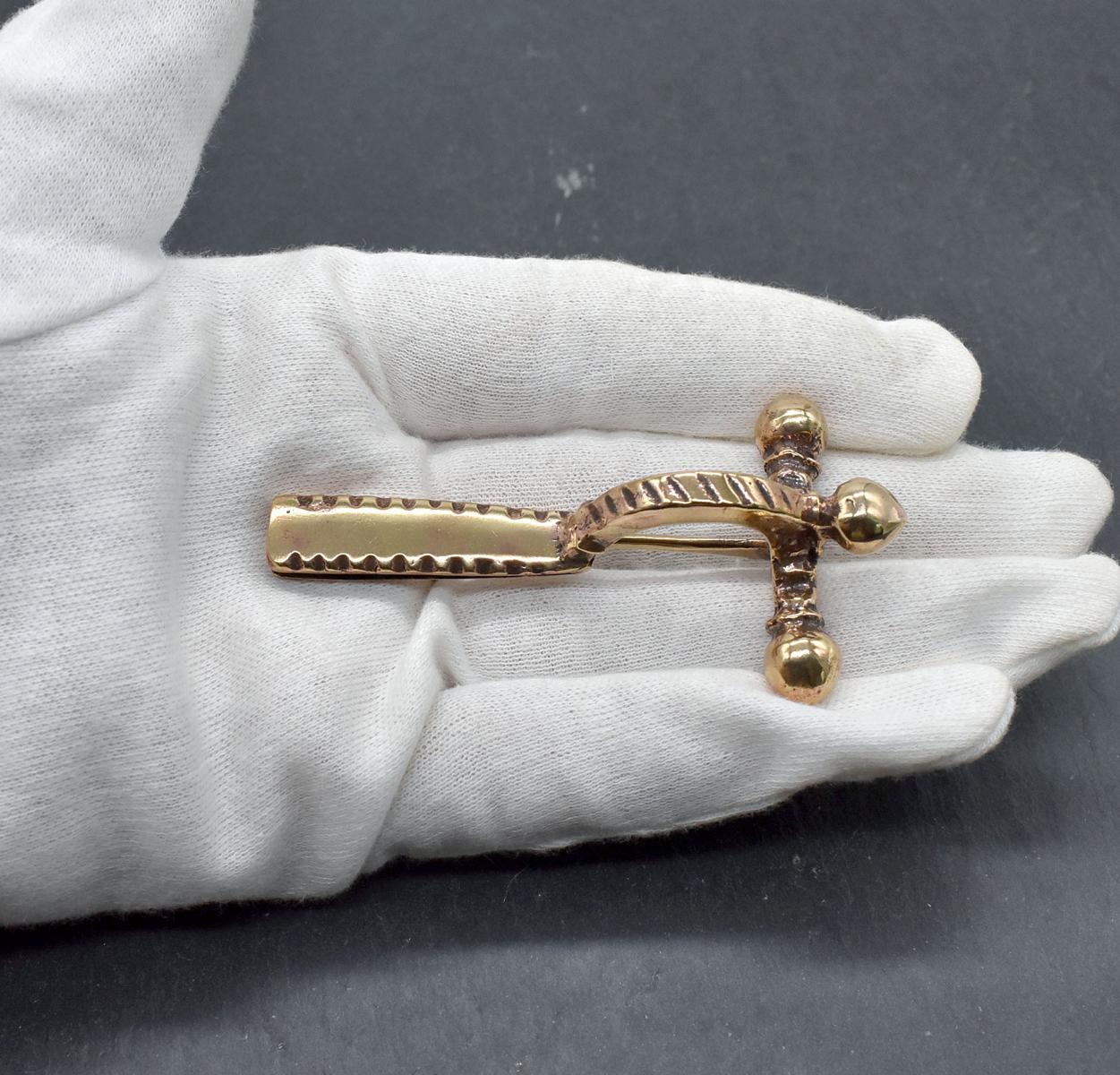 Antike römische Zwiebelfibel aus Bronze auf der Hand