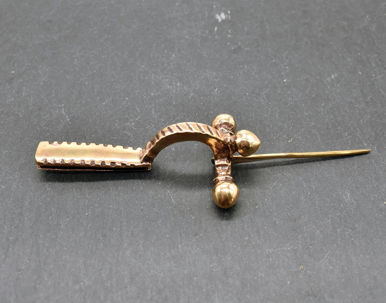 Antike römische Zwiebelfibel aus Bronze geöffnet