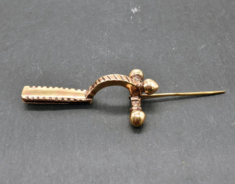 Antike römische Zwiebelfibel aus Bronze geöffnet