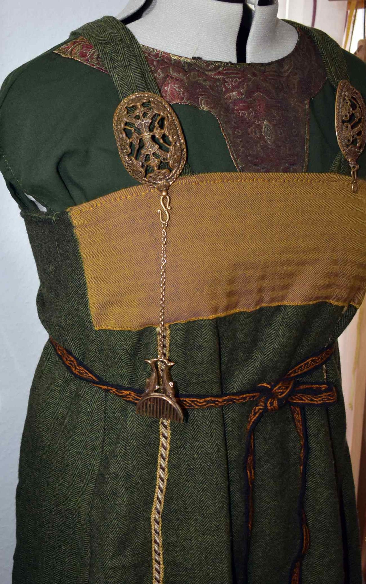 Römischer Bartkamm mit Delphinen aus Bronze an einer Kette an einem Wikingerkleid